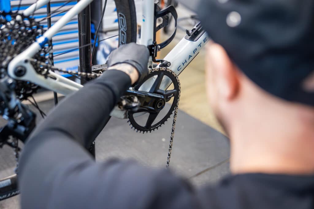 Vélo en cours de révision de printemps sur un pied d'atelier