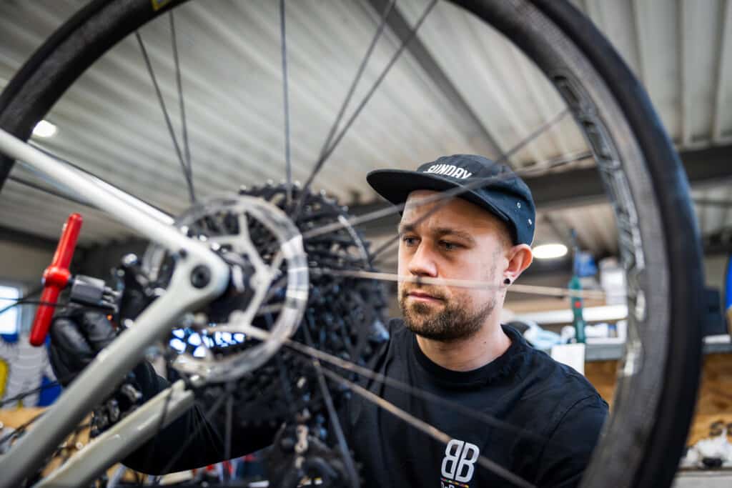 Employé Bebike régalge d'un vélo client