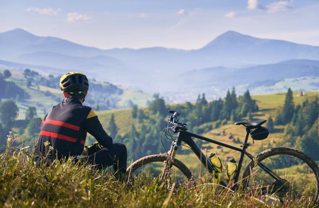 Cycliste sur une piste cyclable au Luxembourg longeant la vallée de la Moselle